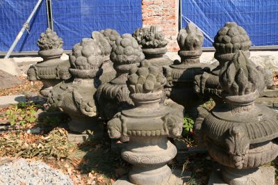 Zdemontowane wazony w trakcie trwających prac remontowo-konserwatorskich. Fot. Biuro Miejskiego Konserwatora Zabytk&oacute;w